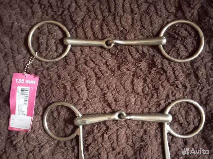 Амуниция для лошади: недоуздки, трензели, попона