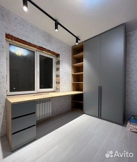 Рабочая зона со шкафом у окна