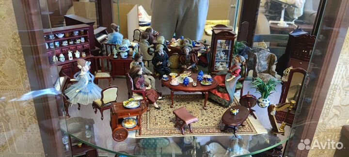 Коробка с куклами