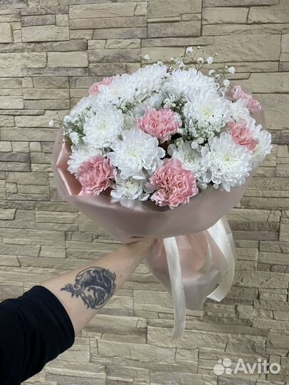 Букет из хризантем и розовых диантусов