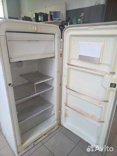 Холодильник ЗИЛ Москва 60-х годов под реставрацию