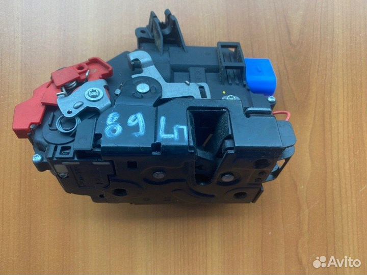 Замок двери передний левый Vw Jetta седан BMY 2007