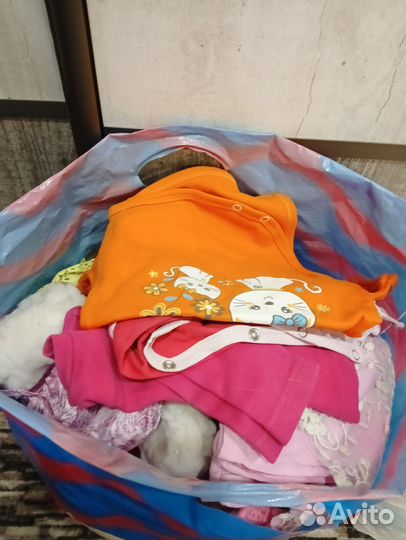 Продам два пакета вещей на девочку от 0- до года