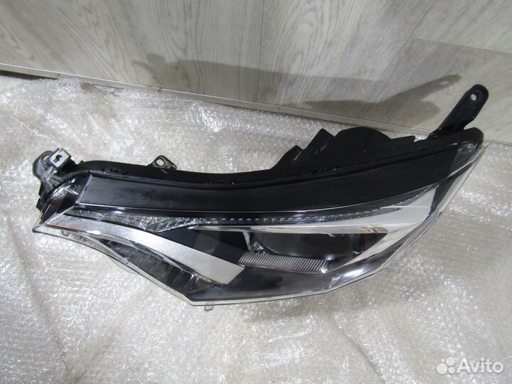 Фара левая Toyota RAV4