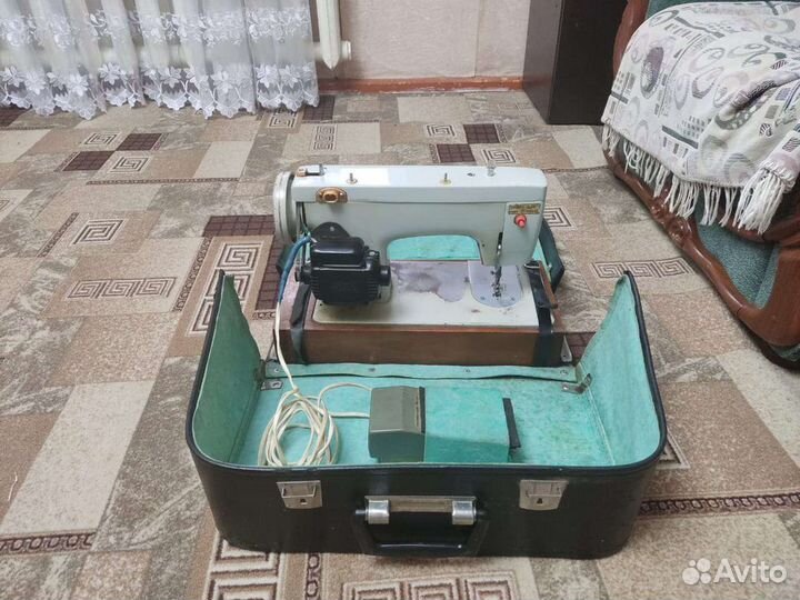 Швейная машина Чайка 132м