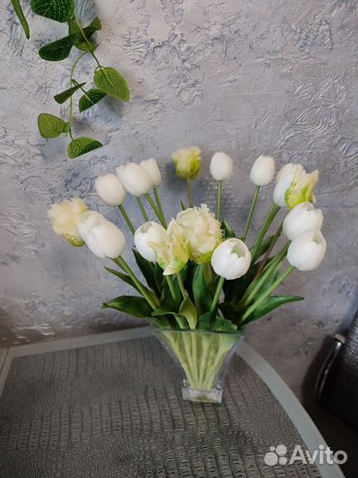 Белые тюльпаны в имитации воды