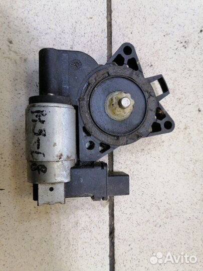 Мотор стеклоподъемника передний правый Mazda