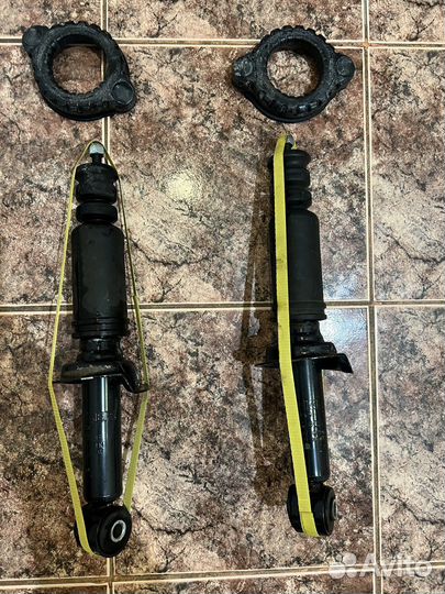 Задние амортизаторы на Митсубиши Лансер 10