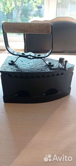 Старинный угольный утюг