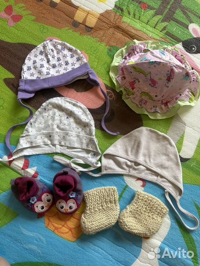 Детские шапочки и носочки от 0-6месяцев,пакетом