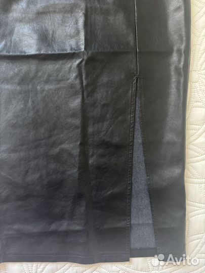 Кожаная юбка миди с разрезом