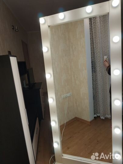 Гримерное зеркало с лампочками