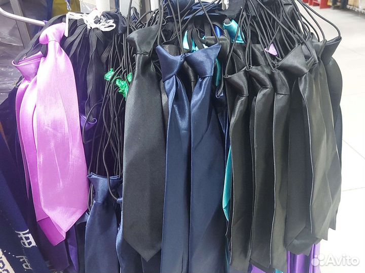 Галстуки синий и черный