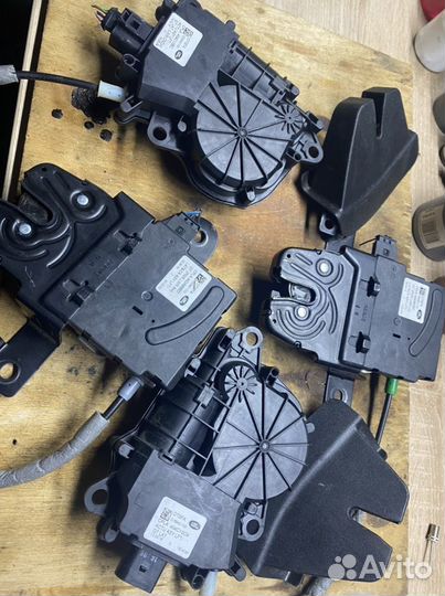 Актуаторы замков багажника, левый и правый