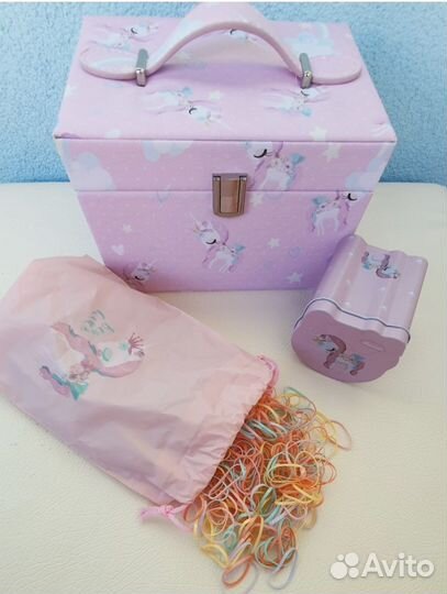 Шкатулка с заколками для девочки