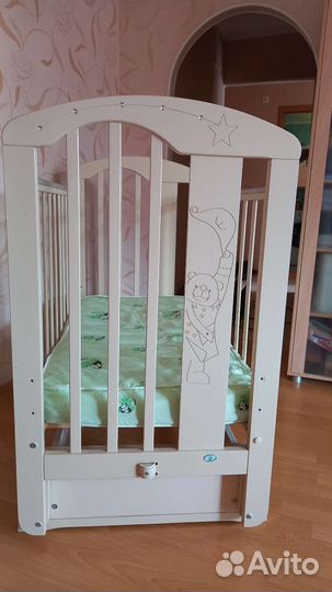 Детская кроватка с маятником