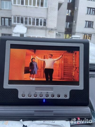 Портитивный DVD проигрыватель videovox цветной