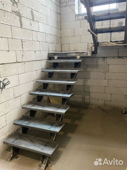 Лестница на металлокаркасе / изготовление лестниц