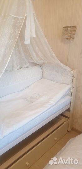 Детская кроватка с маятником и ящиком