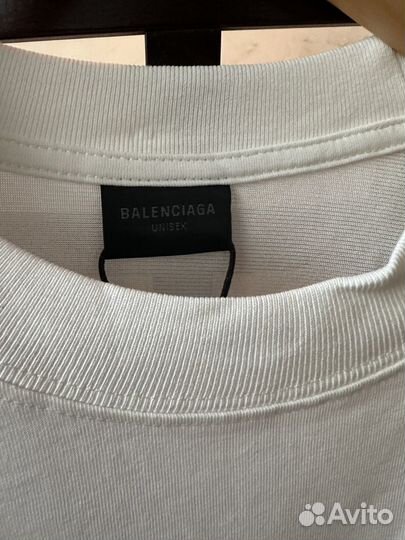 Balenciaga Unity футболка на руках