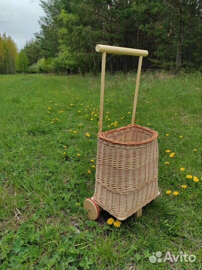 Плетёная корзина - тележка из ивы