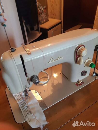 Швейная машинка LADA