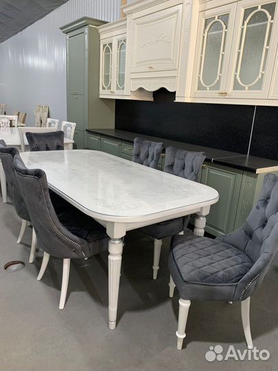 Стол и стулья