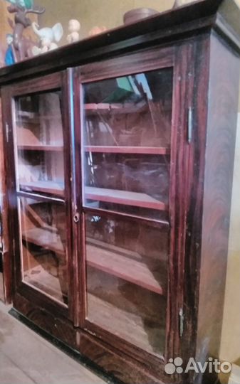 Антикварный посудный шкаф
