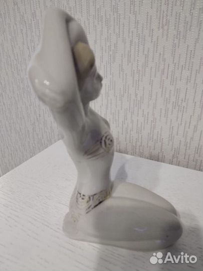 Статуэтка фарфор пляжница купальщица городница