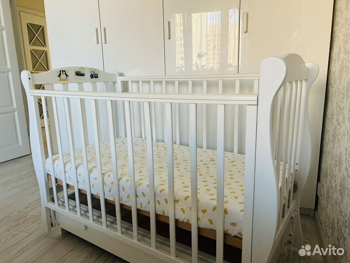 Детская кроватка с продольным маятником
