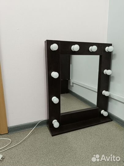 Гримерное зеркало с лампочками