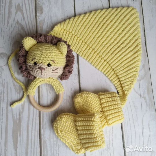 Чепчики, погремушки, носочки для новорождённых