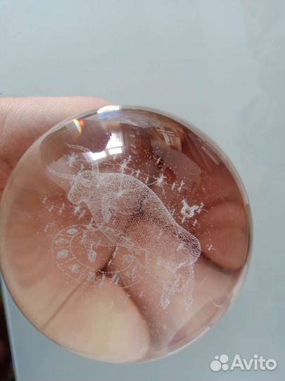 Шар с золотом тельцом на подставке