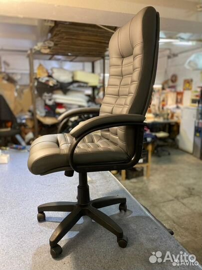 Офисное кресло