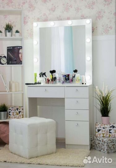 Туалетный столик с зеркалом и подсветкой