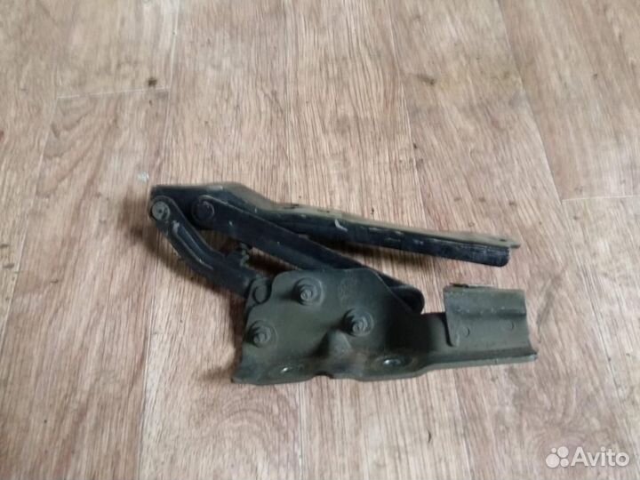 Петля капота правая Opel Astra J 2010-2017