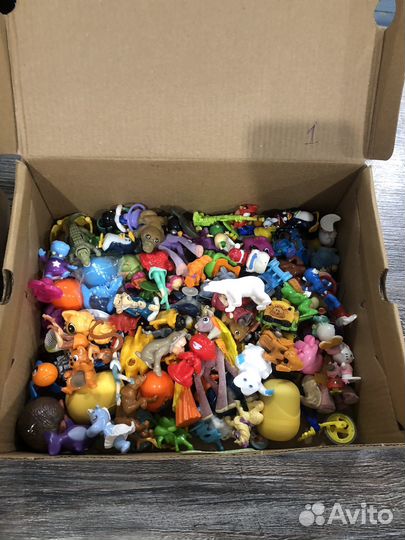 Коробки с киндерами разных годов