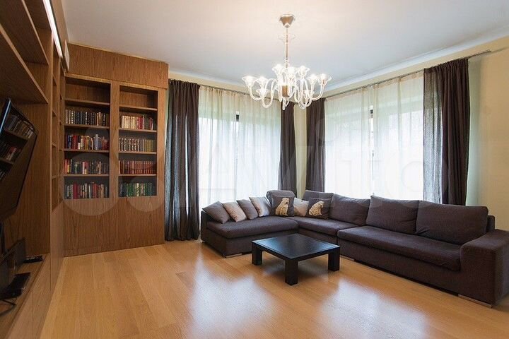 Дом 680 м² на участке 9 сот.