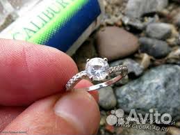 Поиск с металлоискателем потерянных украшений