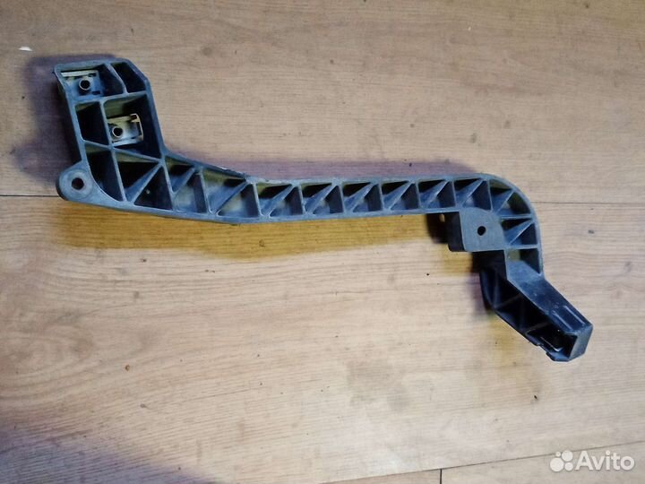 Кронштейн радиатора правый Mersedes Benz Gl