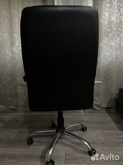 Офисное кресло