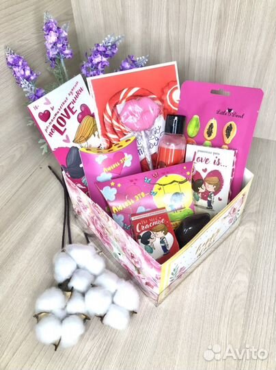 Подарочный бокс на 8 марта Love is