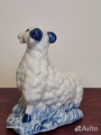 Фарфоровая фигурка ручной работы Овечка Гжель