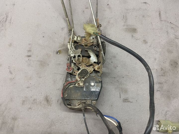 Замок двери передний Suzuki Escudo TD01