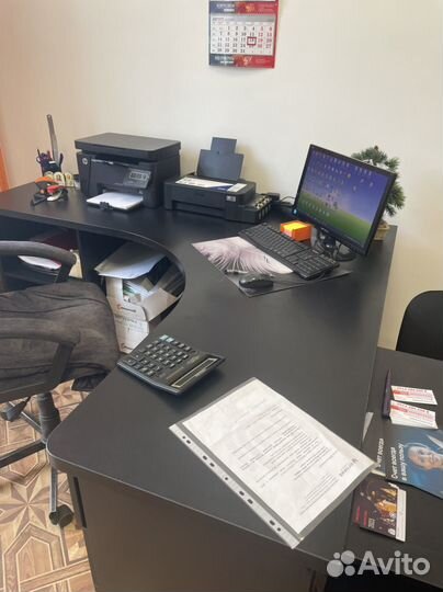 Угловой письменный стол с полками