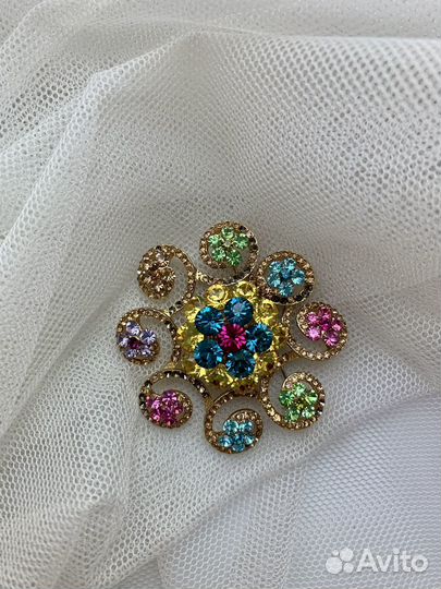 Брошь с цветными стразами(бижутерия)