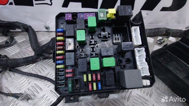 Блок предохранителей подкапотный Mitsubishi Outlan