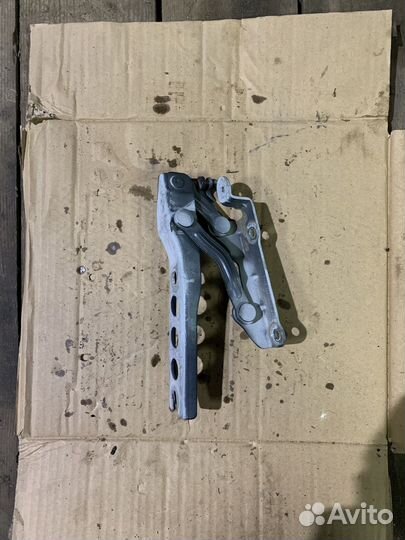 Петля капота левая Skoda Octavia a5 рестайлинг