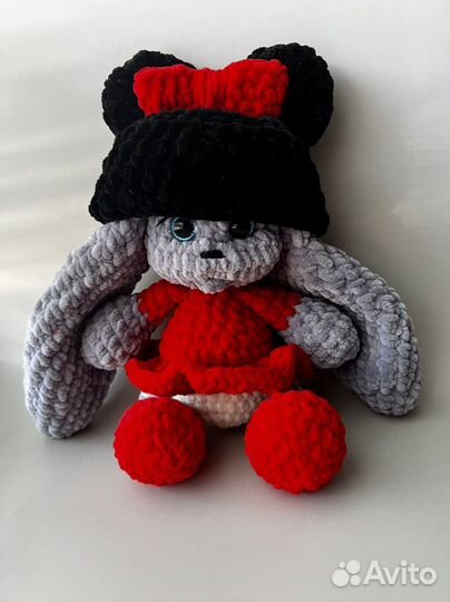 Зайка вязаная плюшевая ручная работа