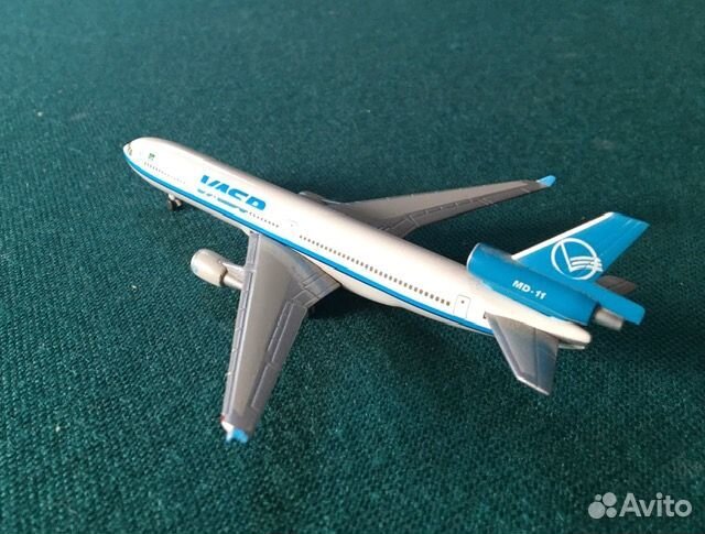 Модель самолета McDonnall Douglas MD-11, м-б 1/500